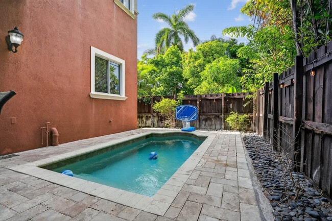 Building Photo - 1705 NE 11th St