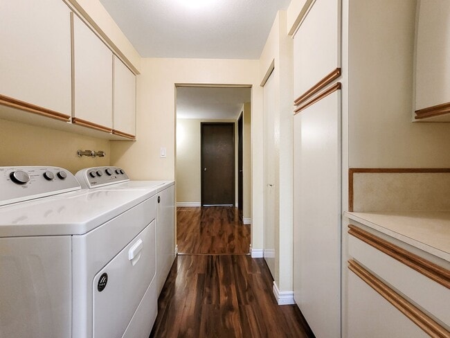 Building Photo - Charming Rambler with Abundant Natural Lig...