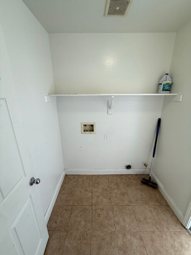 Building Photo - Charming 3-Bedroom Home in Southwest Bakersfield