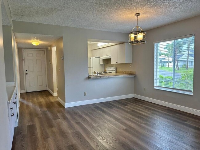 Building Photo - First Floor 2/2 Condo at Pine Shadows in O...