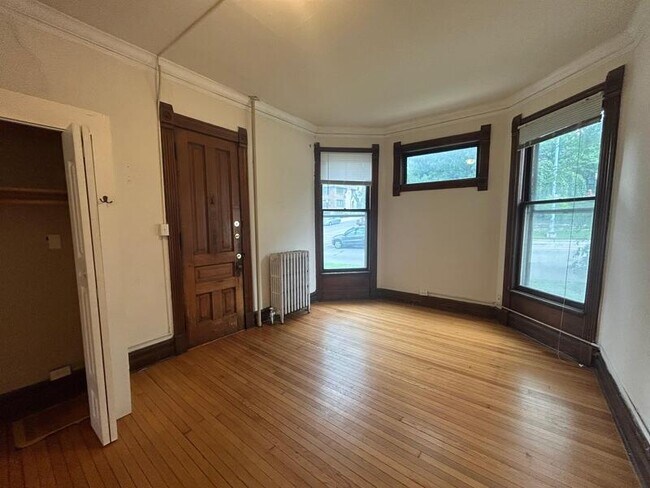 Building Photo - 319 N Pinckney St