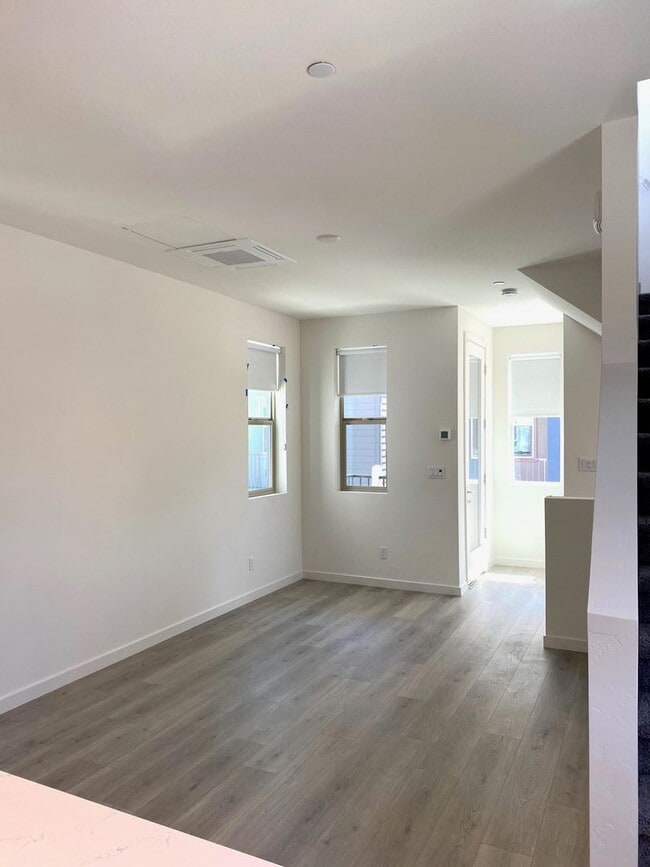 Building Photo - Vibrant 3 story 2bed/2.5bath home at the Mill at Broadway