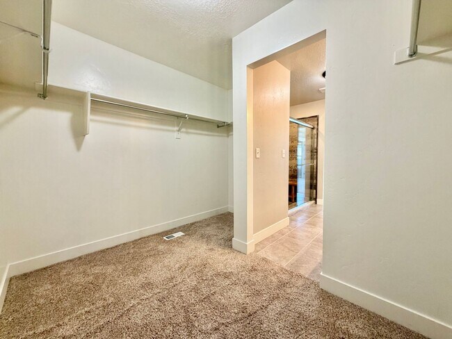 Building Photo - 673 W Beth Cir