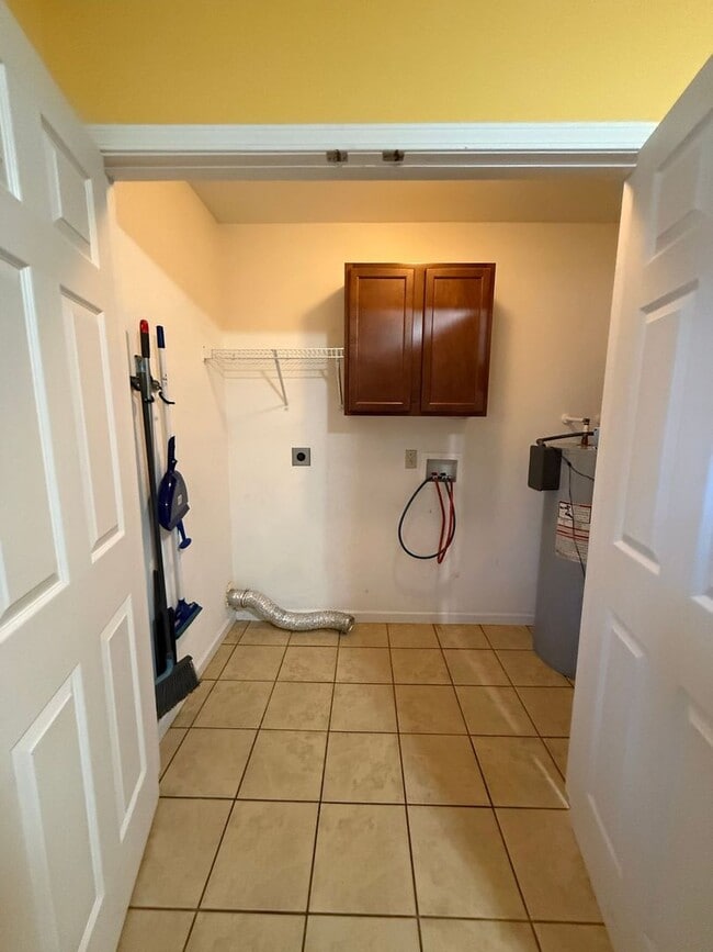 Building Photo - 2 bedroom, 2 bath apartment