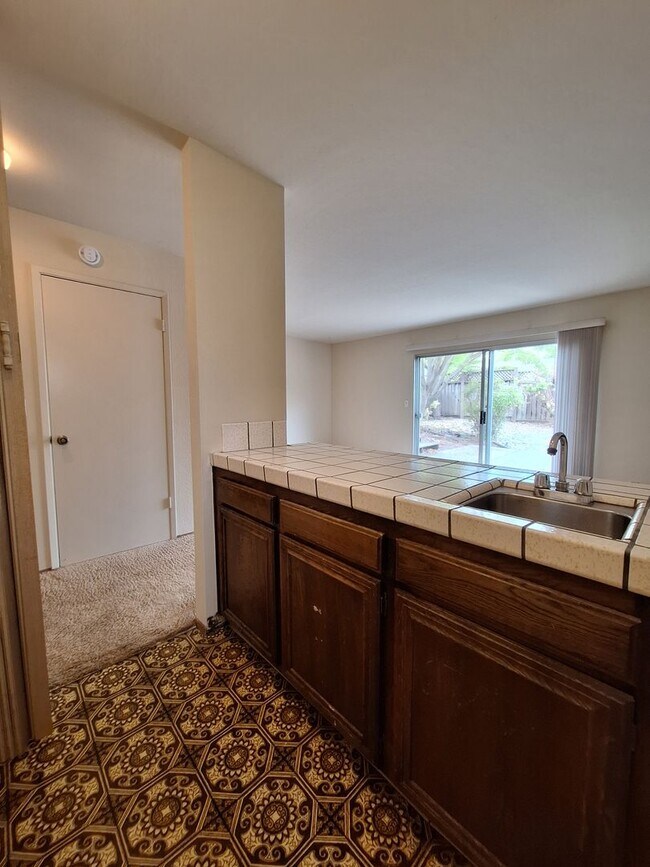 Building Photo - Spacious 4bd Tri-Level Home w/Central Heat...