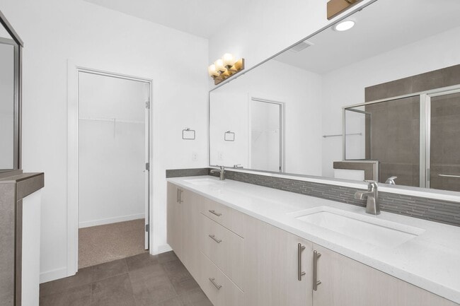 Building Photo - Bellevue spacious townhome living - 2 car garage