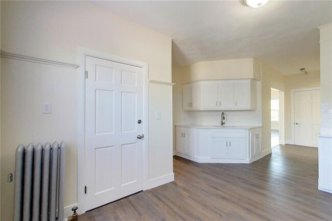 Building Photo - 41 Almy St