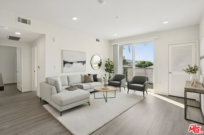 Building Photo - 3518 Chesapeake Ave