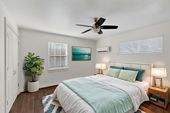 Building Photo - 8919 San Fernando Way