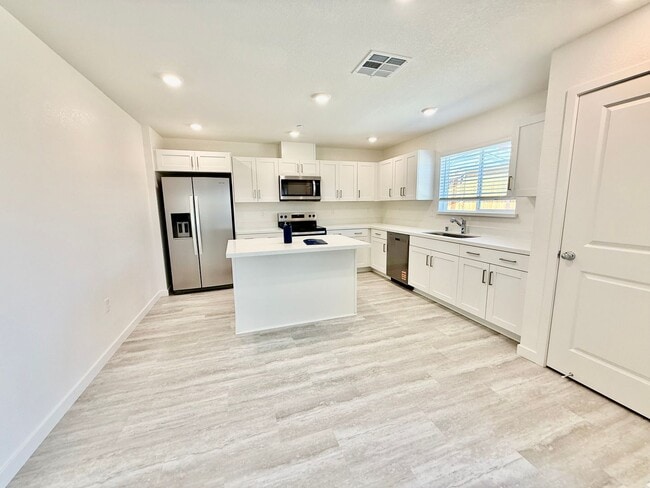 Building Photo - HALP off first months rent!!!!!