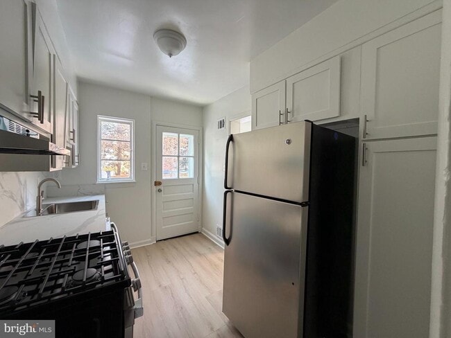 Building Photo - 1304 S Walter Reed Dr