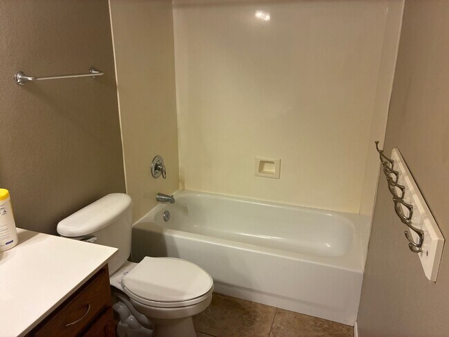 Building Photo - **BEAUTIFUL 3BEDROOM/2BATHROOM HOME LOCATE...