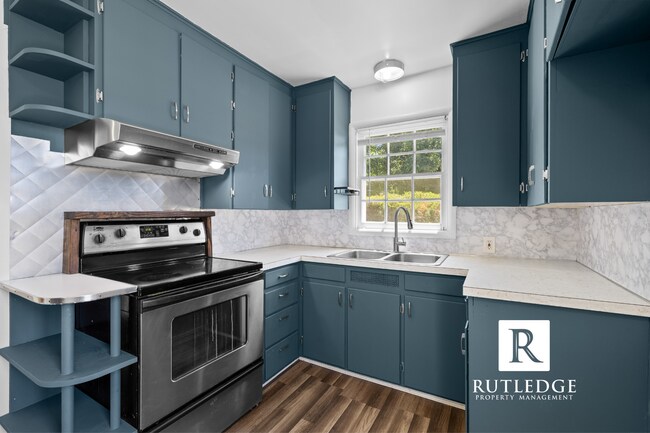 Building Photo - Central Medford Cutie