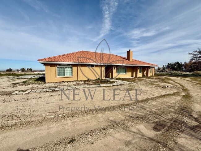 Building Photo - 4 Bedroom home on Private lot in PHELAN CA