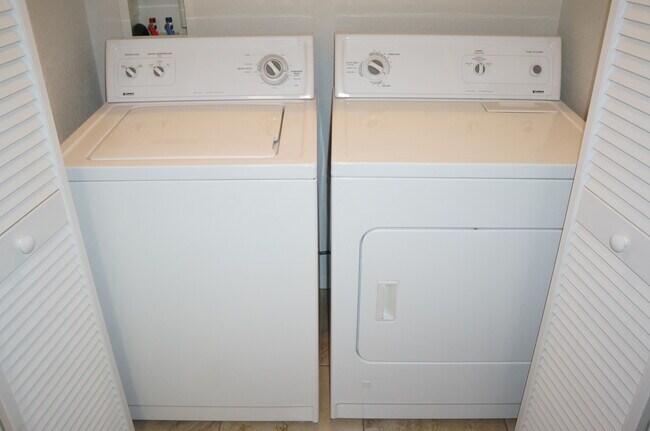 Building Photo - SPACIOUS 2 BEDROOM, 2 BATHROOM UPSTAIRS CO...