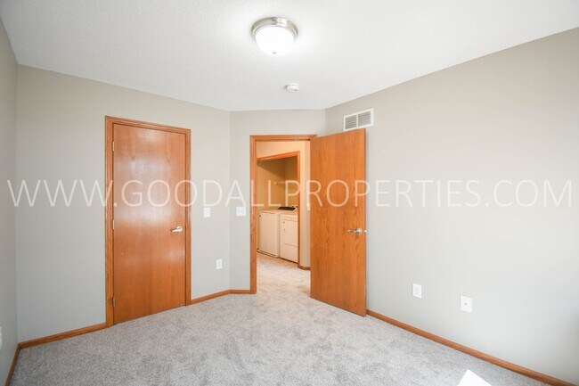 Building Photo - 3 bed 2.5 bath Single Family Home with fenced in yard in Urbandale within the Waukee School District