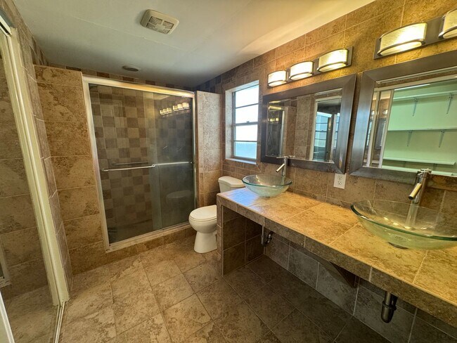 Building Photo - Remodeled 3/2 in the Heart of Gainesville!