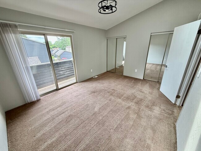 Building Photo - 830 White Oak Dr