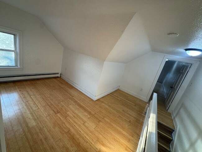 Building Photo - 303-303 E Beech St