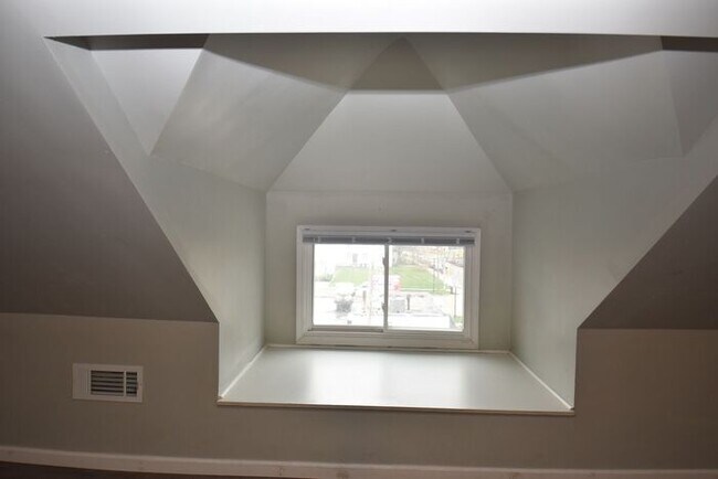 Building Photo - Spacious Downtown Mishawaka Apartment