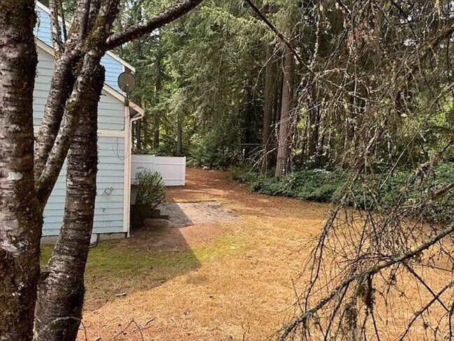 Building Photo - Spacious 2 Bedroom Duplex with Cozy Features