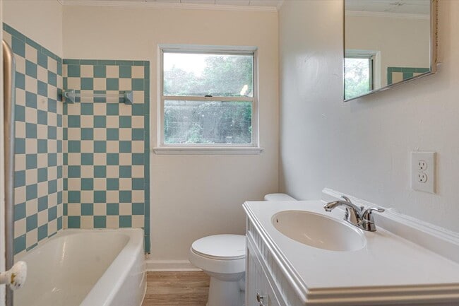 Building Photo - Updated 2-Bedroom Home Near Glenwood – $1,...