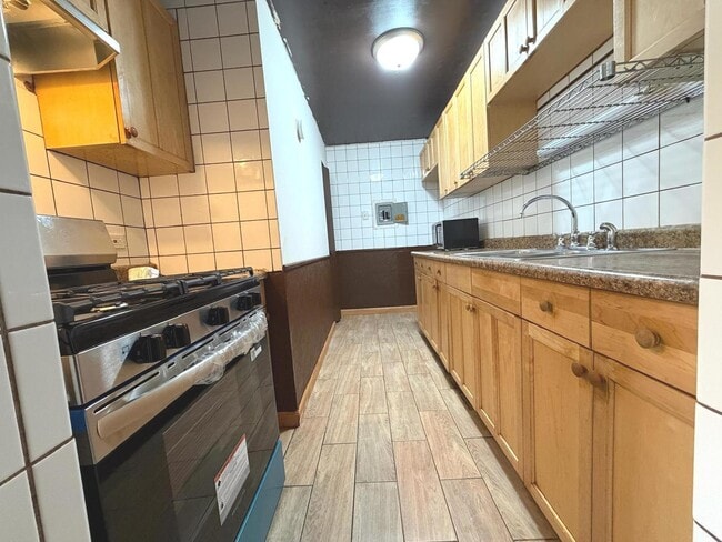 Building Photo - 256 Shorewood Dr