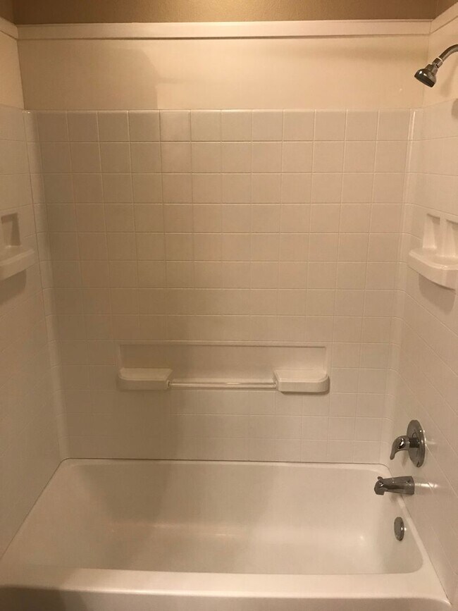 Building Photo - 3 bedroom 2 bath Duplex Text 302-231-7228 for more info