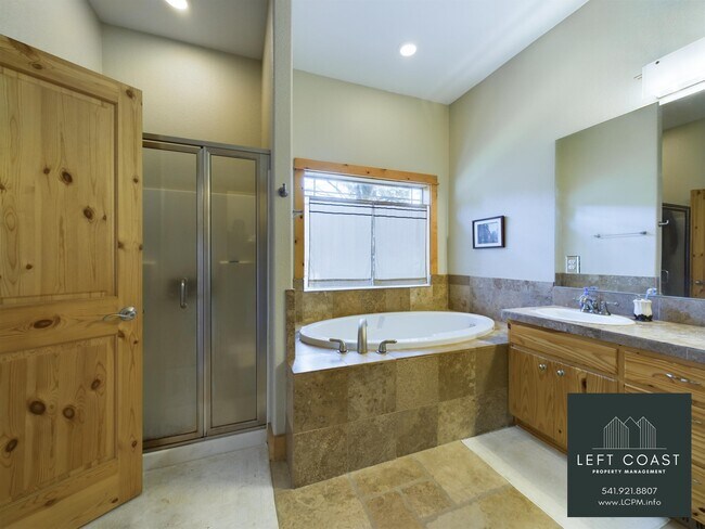 Building Photo - 798 SE 37th Ct