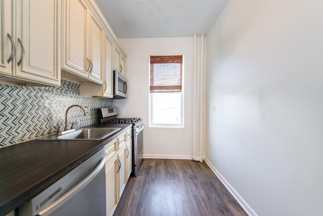 Building Photo - 6114 Highland Pl