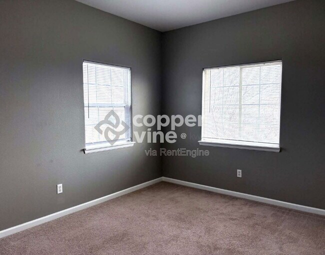 Building Photo - 1740 W 53rd Dr