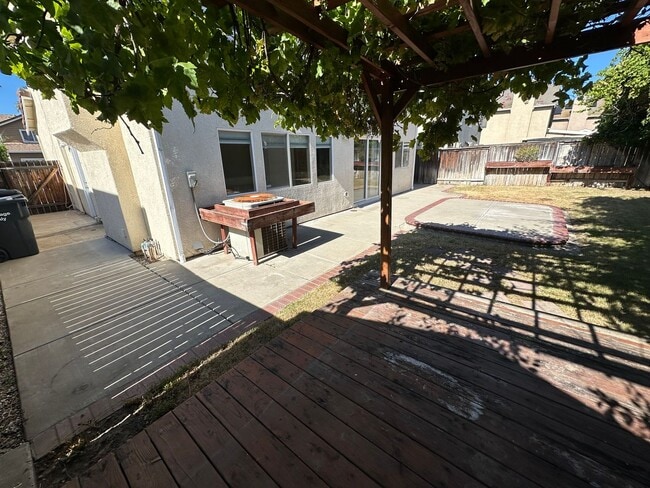 Building Photo - Beautiful 4 Bedroom, 2.5 Bath Tracy Home