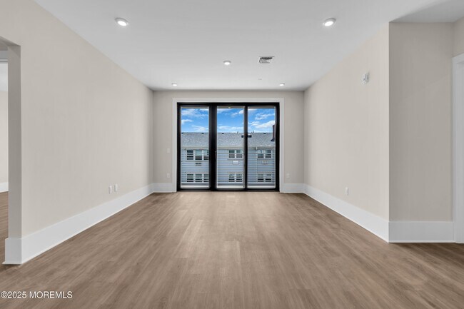 Building Photo - 218 3rd Ave