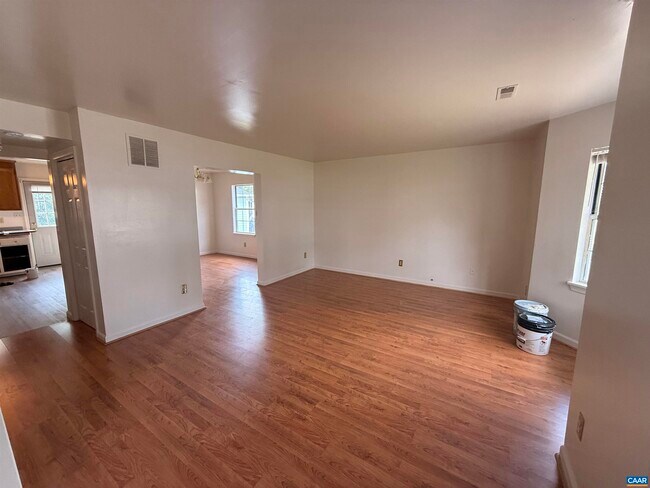 Building Photo - 2319 Finch Ct