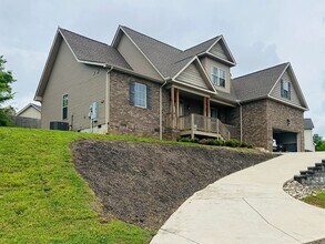Building Photo - Incredible views 4 bed / 2.5 bath, master on main