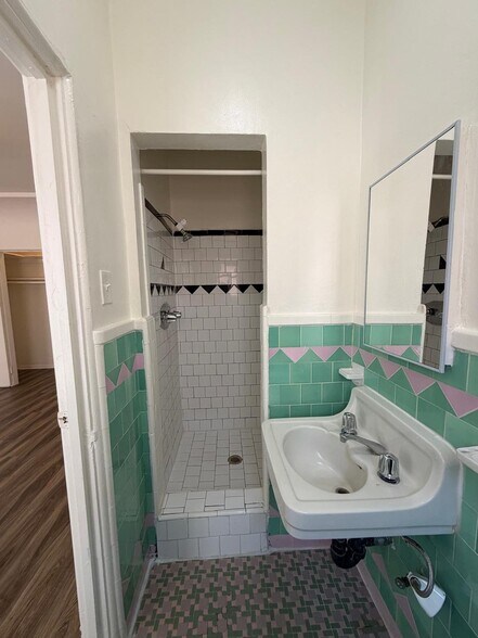 Building Photo - 111 S Manhattan Pl
