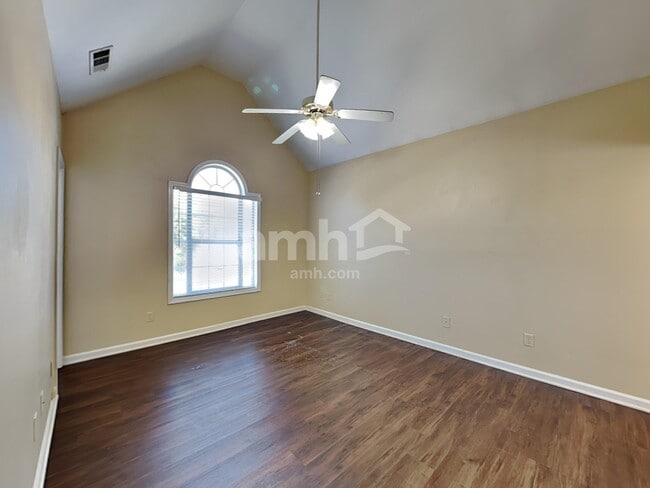 Building Photo - 1319 Vine Cir