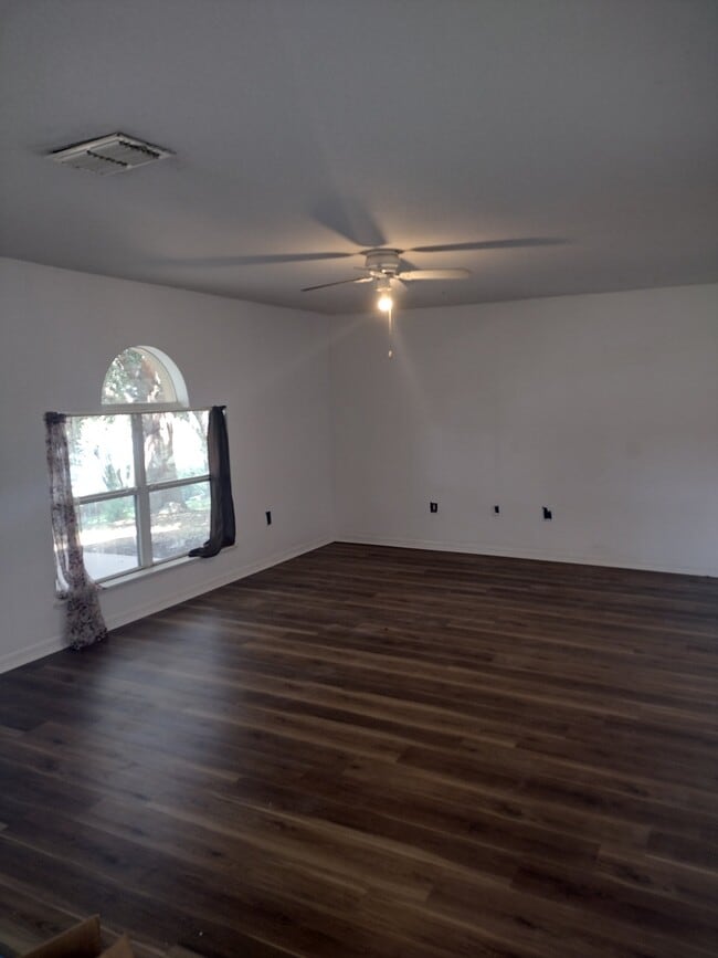 Building Photo - 334 Lake Shepard Dr