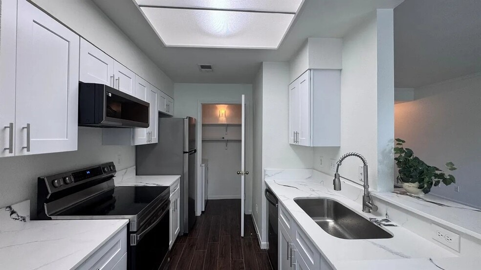 Building Photo - 6000 Shepherd Mountain Cove
