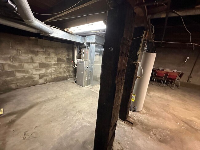 Building Photo - Cute Helper Rental