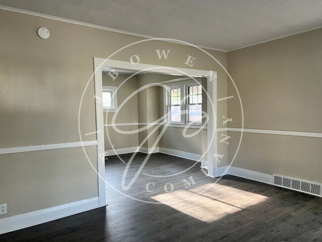 Building Photo - Charming 3 Bedroom Home in Toledo with Spacious Layout and Modern Touches