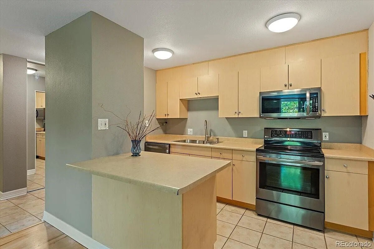 Building Photo - 2500 S York St