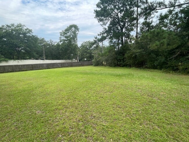 Building Photo - 3 BEDROOM LOCATED ON SHADED ACRE LOT