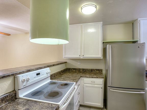 Building Photo - "Charming 2-Bed, 2-Bath Menlo Park Retreat...