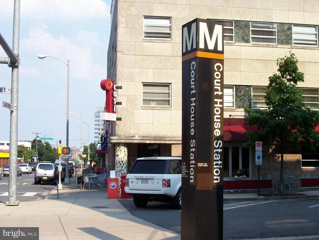 Building Photo - 1210 N Taft St