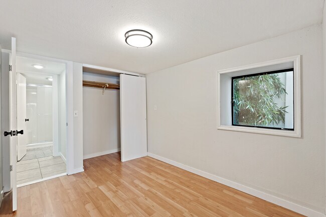 Building Photo - 4703 Beach Dr SW