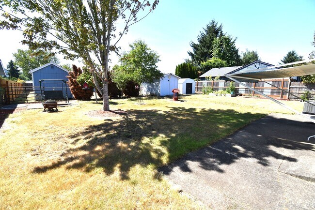 Building Photo - Spacious Home.