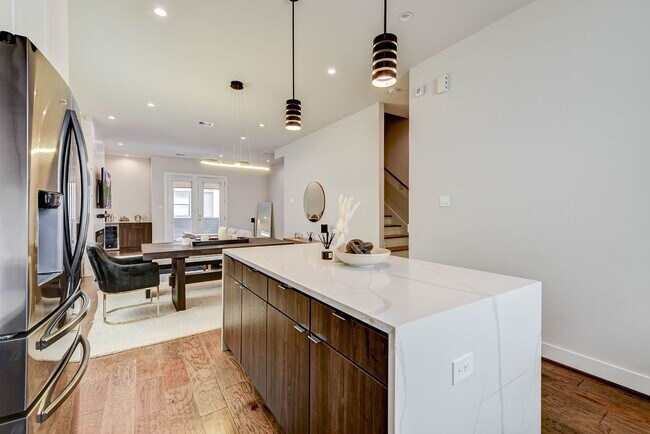 Building Photo - 5857 Dolores St