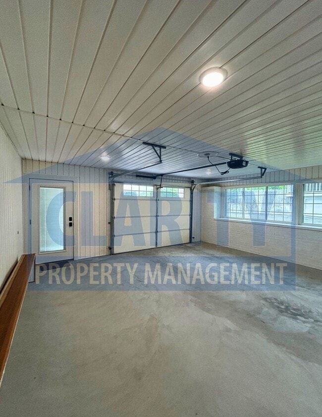 Building Photo - Charming 3-Bedroom Home in Central Cleveland