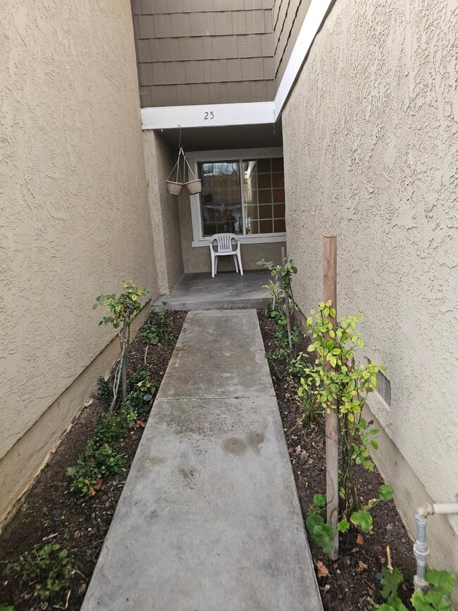 Building Photo - 25 Weepingwood